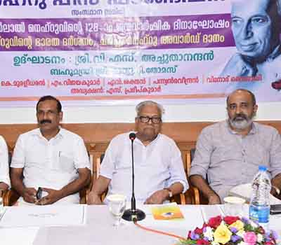 Sri.Panniyan reveendran,sri.S.Pradeep Kumar,Sri.V S.Achuthandan & minister sri.Mathew T.Thoamas on stage